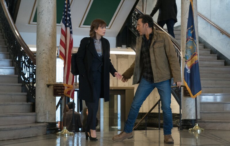 Kristen Bouchard (Katja Herbers, l.); Ban Shakir (Aasif Mandvi, r.) – Bild: Elizabeth Fisher /​ CBS Broadcasting, Inc. All Rights Reserved