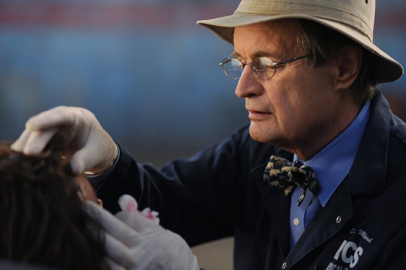 L-R: Ducky (David McCallum) kümmert sich um die verletzte … – Bild: 13TH STREET /​ CBS Broadcasting Inc.