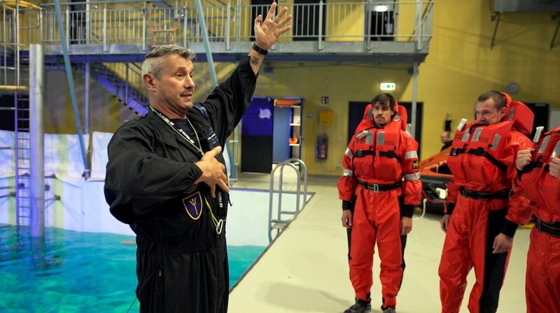 Entscheidend ist vor allem der Wille zum Überleben, sagt der Chef-Ausbilder im maritimen Trainingszentrum OFFTec Base. Weitere Fotos erhalten Sie auf Anfrage. – Bild: NDR/​Verena Püschel /​ NDR Presse und Information