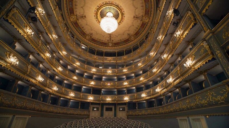 Im November 1920 besetzen tschechische Theatermacher das Prager Ständetheater. – Bild: ORF/​ZDF/​Česká Televize/​3B