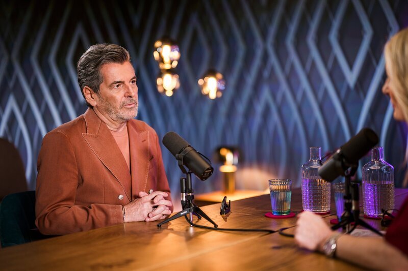 Monika Gruber und Thomas Anders während ServusTVs „Die Gruaberin – Vodcast“ in Salzburg, Österreich am 2. April 2026. – Bild: Servus TV /​ Andreas Schaad
