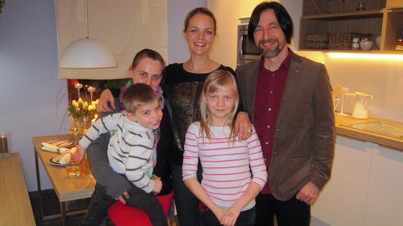 Von links: Mama Diana, Tobias, Eva Brenner, Isabell und John Kosmlla. – Bild: RTL II