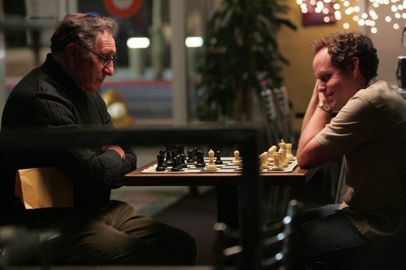 Weiß beginnt, schwarz gewinnt: Alan (Judd Hirsch, l.) und Larry (Peter MacNicol, r.)&nbsp;… – Bild: 13TH STREET