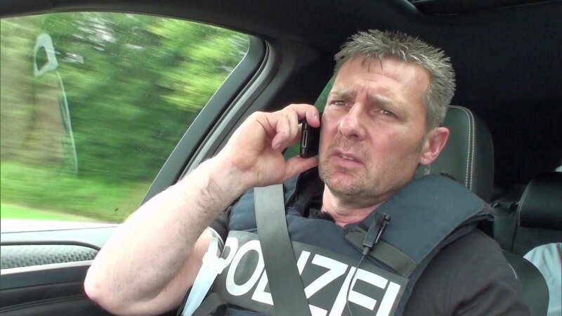 Das SEK Leiter Klaus Behrend unterwegs zu einem Einsatz mit Geiselname. – Bild: RTL II