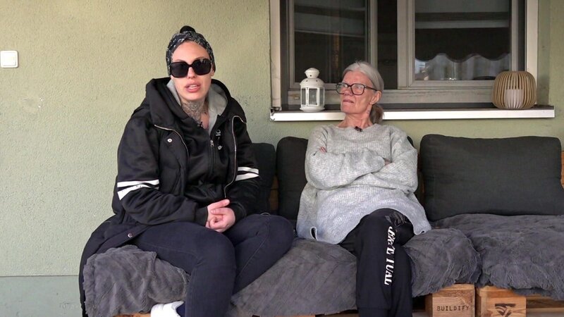 Janine (li.) wünscht sich eine Brustvergrößerung. Mama Beate (re.) ist zwar skeptisch, steht ihrer Tochter aber trotzdem zur Seite. Entschieden ist in Sachen Brust-OP allerdings noch nichts – Bild: RTLZWEI