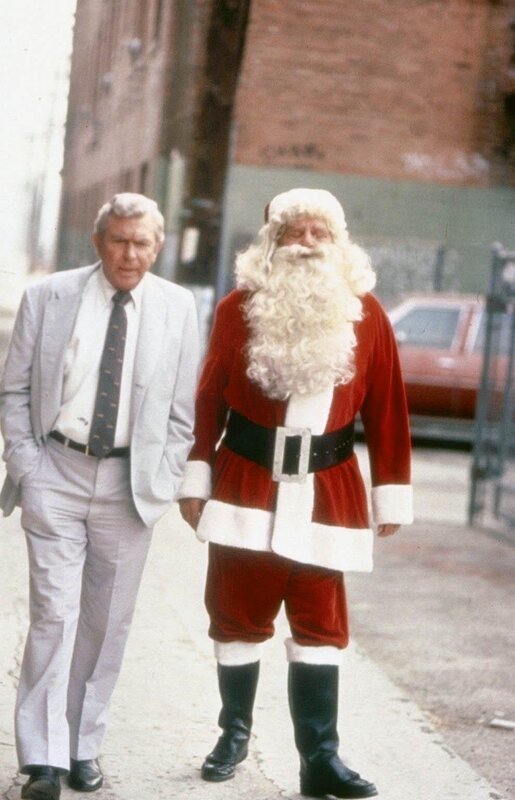 Staranwalt Matlock übernimmt den Fall des gehbehinderten McCabe, der sich zur Weihnachtszeit immer als Weihnachtsmann verdingt. – Bild: PR7; ProSieben Media AG