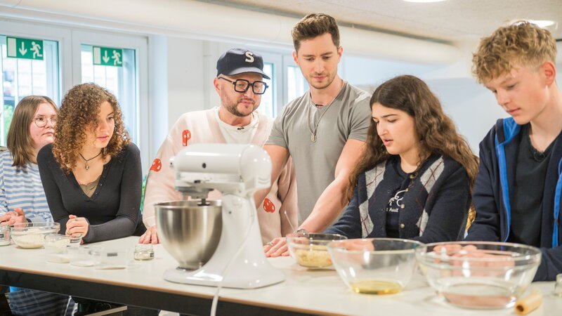 Von links: Cosima Imogen Altmann, Nora Heddad, Sebastian Lege, Doc Felix, Jasmin Beiersmann und Gustav Jankiewicz – Bild: Jennifer Sanchez /​ ZDF