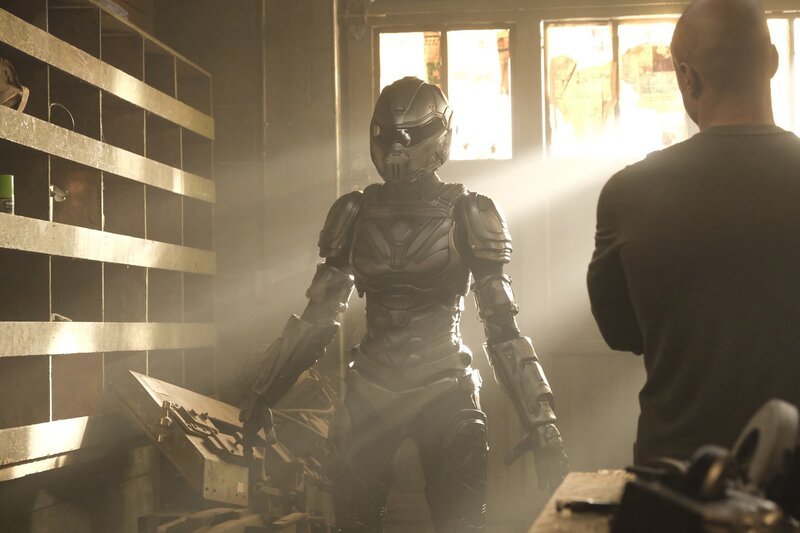 L-R: Natalie Irons (Tayler Buck) und John Henry Irons (Wolé Parks) – Bild: The CW Network, LLC /​ DC /​ Warner Bros. Ent. Inc. /​ Bettina Strauss