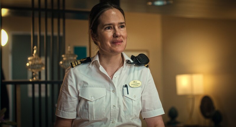 Im Bild – Sicherheitsoffizierin Pia Hautaranta (Jessica Grabowsky) rechnet mit einer ruhigen Nacht auf der „Baltic Charisma“. – Bild: Northern Fable Cruise AB, Sveriges Television AB