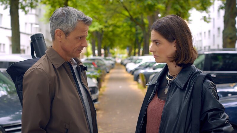 Larissa (Ilka Mahrholz) versöhnt sich mit ihrem Vater Benedikt (Jens Hajek), als der seine Spionage-Forderung zurücknimmt. – Bild: RTL /​ Die Rückkehr der Chaosschwester!