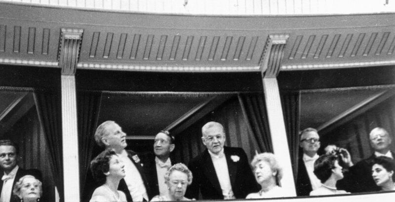 US-Außenminister John F. Dulles als Ehrengast in einer Opernloge. – Bild: ORF III