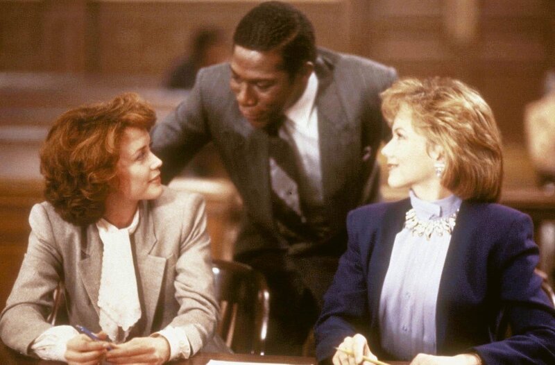 Kathy Dawson (Lise Cutter), Tyler Hudson (Kene Holliday) und Charlene Matlock (Linda Purl) begegnen sich im Gerichtssaal. – Bild: ProSieben Media AG