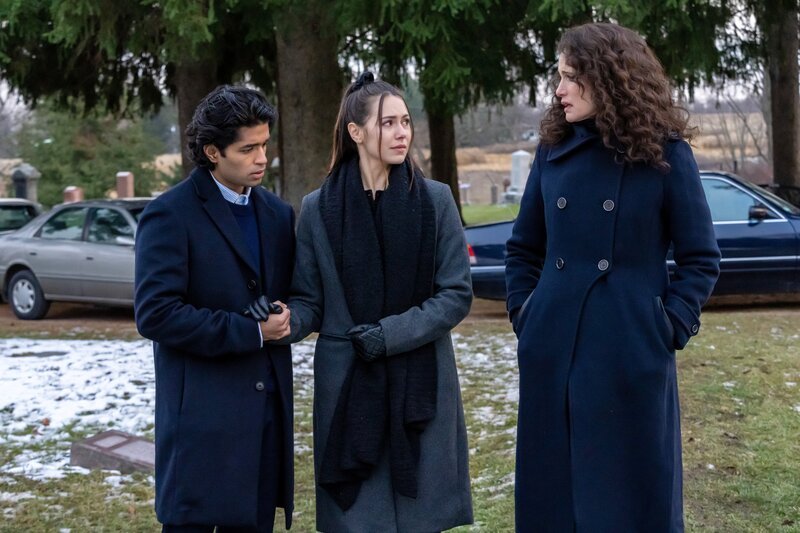 Brady als Teenager (Siddharth Sharma, l.) und Kat als Teenagerin (Alex Hook, m.) mit Del Landry (Andie MacDowell, r.) – Bild: RTL /​ Hallmark Media. /​ Abschied und Anfang