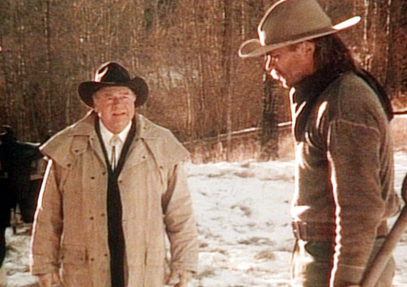 MacGyver (Richard Dean Anderson, r.) bekommt auf seiner Ranch Besuch von einem gewissen Pete Thornton (Dana Elcar, l.), der ihm sagt, dass er von der Ranch verschwinden soll. – Bild: Kabel Eins Classics