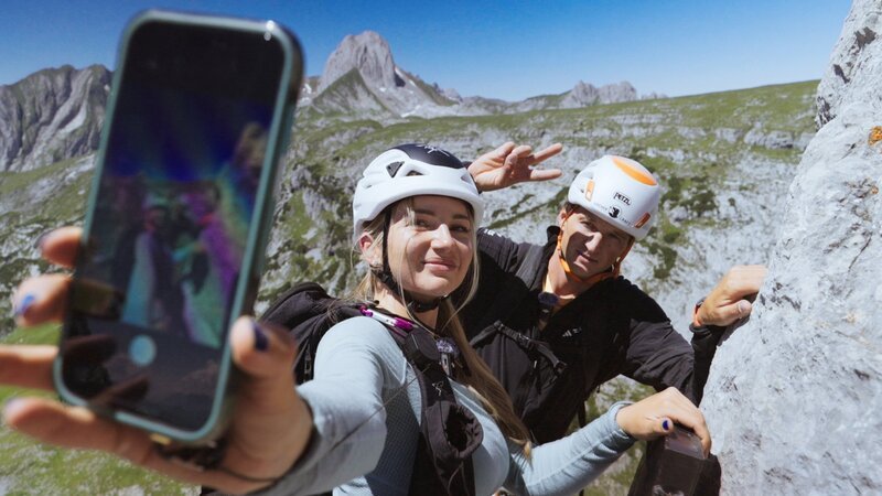 Zeigen Handy in die Kamera – Bild: SRG SSR/​NZZ Format