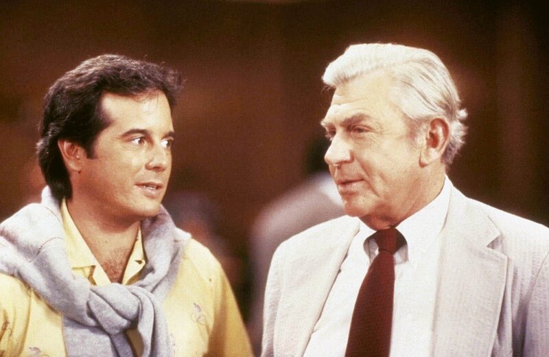 Michael (Desi Arnaz jr.) ist im Gespräch mit Matlock (Andy Griffith, re.). – Bild: PR7; ProSieben Media AG