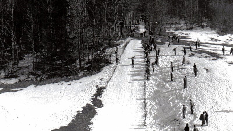 Skispringen am Gaisberg um 1920. – Bild: ORF/​ipFILM/​Salzburger Skiclub