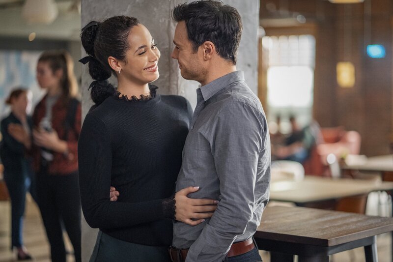 Macy Vaughn (Madeleine Mantock, l.); Harry Greenwood (Rupert Evans, r.) – Bild: Jeff Weddell