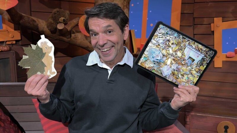 Juri hat den MACH MIT!-Blätterigel gebastelt. Er erklärt, dass Igel im Winter Winterschlaf machen und sich dafür ein dickes Fellpolster anfuttern müssen. – Bild: KiKA