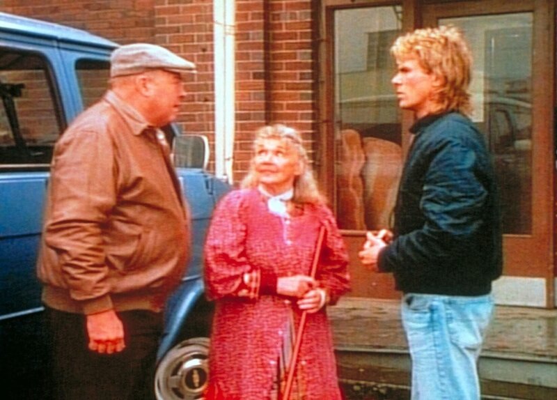 Thornton (Dana Elcar, l.) und MacGyver (Richard Dean Anderson, r.) helfen der Stadtstreicherin Carol (Jeanette Nolan, M.), die von Jugendlichen belästigt wurde. – Bild: Paramount Pictures