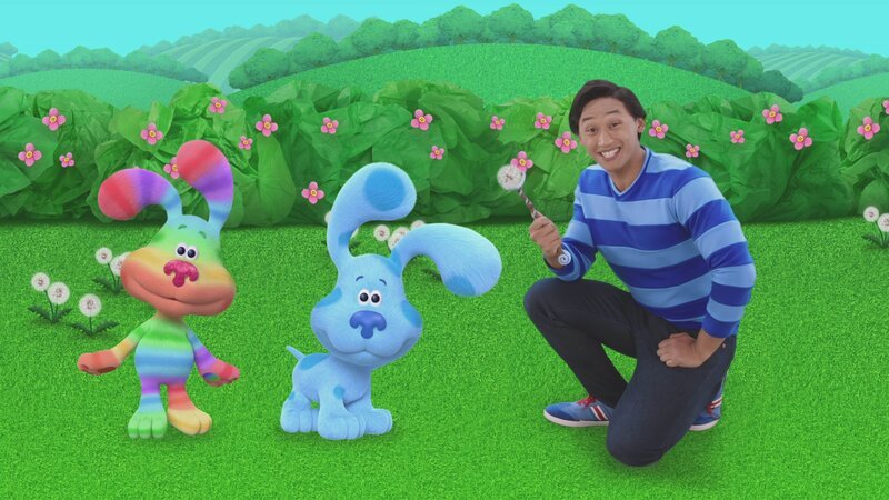 v.li.: Rainbow Puppy, Blue, Josh (Joshua Dela Cruz) – Bild: Paramount