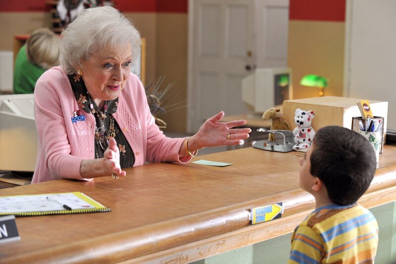 Betty White (Mrs. Nethercott), Atticus Shaffer (Brick Heck). – Bild: Warner Brothers Lizenzbild frei