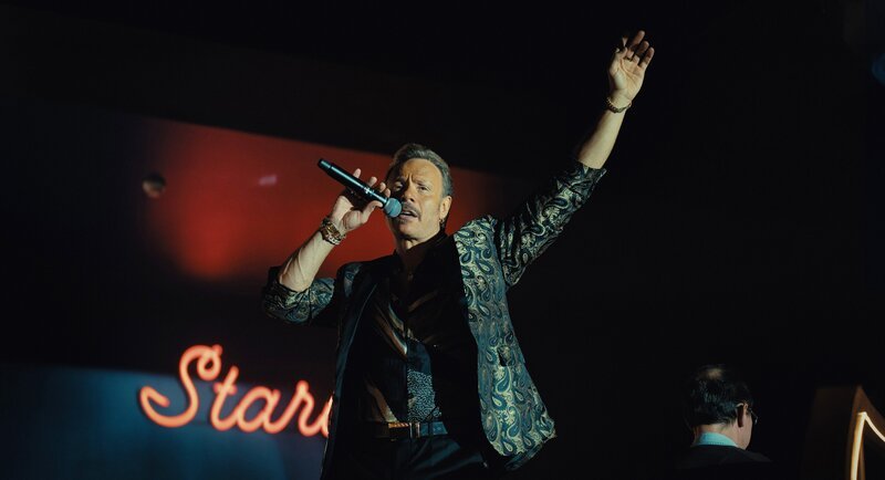 Im Bild – Entertainer Dan (Björn Bengtsson) träumt von einem Comeback. – Bild: Northern Fable Cruise AB, Sveriges Television AB /​ andrej vasilenko