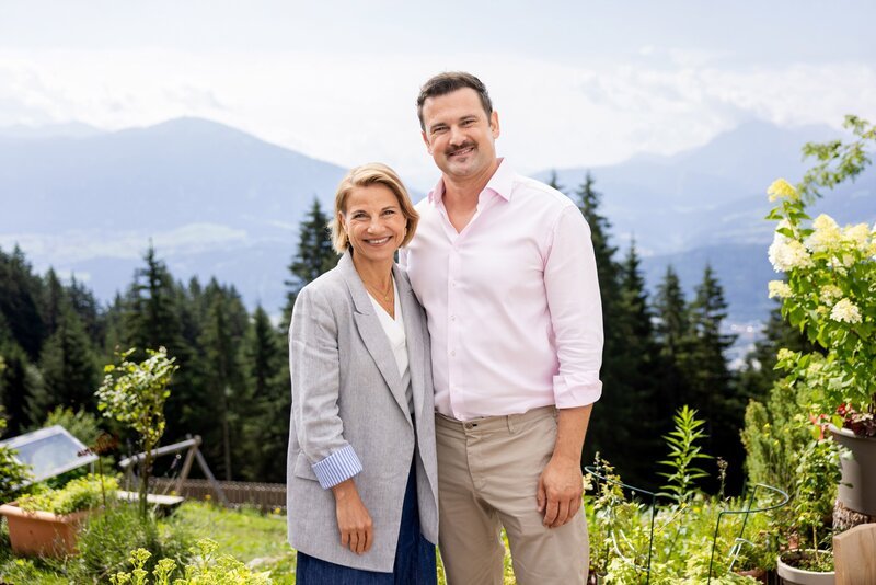  Das Moderations-Duo Kristina Sprenger und Sigi Fink (auf der Umbrüggler Alm) – Bild: ORF/​Landesstudio Tirol/​Thomas Steinlechner