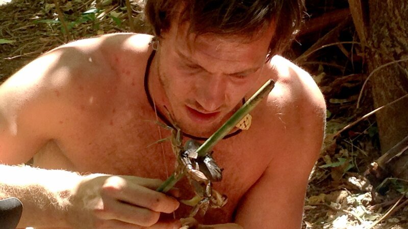 Pablo DiGirolamo picking apart and eating crab off a stick in Nicaragua. – Bild: Discovery Communications
