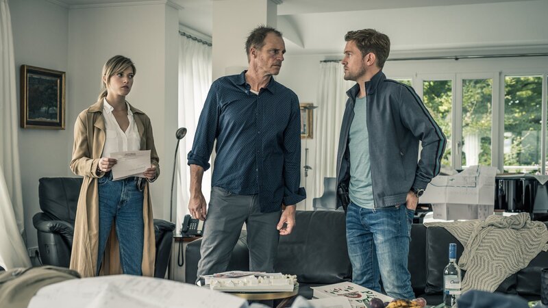Dominik Morgenstern (Joscha Kiefer, r.) und Resi Schwaiger (Mersiha Husagic, l.) sprechen mit Matthias Berger (Thorsten Nindel, M.). – Bild: ZDF
