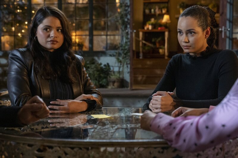 Mel Vera (Melonie Diaz, l.); Macy Vaughn (Madeleine Mantock, r.) – Bild: Colin Bentley