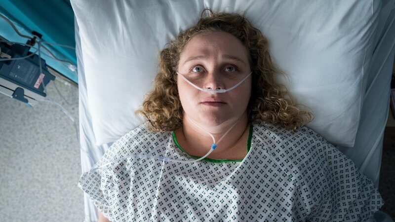 Schwer verwundet wird Helen Chambers (Danielle Macdonald) in eine Klinik gebracht. Die Ärzte kämpfen verzweifelt um ihr Leben und versetzen sie in ein künstliches Koma. – Bild: Steffan Hill
