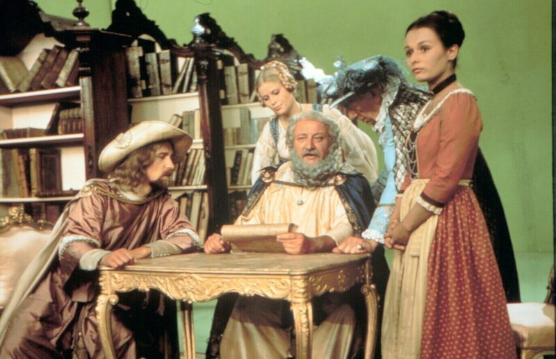 Im Himmel, von links: Nantwein (Gerd Anthoff), Vroni  (Evelyn Palek), der heilige Portner (Gustl  Bayrhammer) und Marei (Yvonne Brosch). – Bild: Sessner /​ Bayerischer Rundfunk