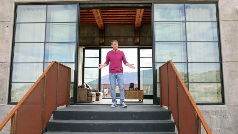 Host Jack McBrayer, exterior at the Concrete Castle, as seen on Zillow Gone Wild, Season 3. – Bild: Warner Bros. Discovery