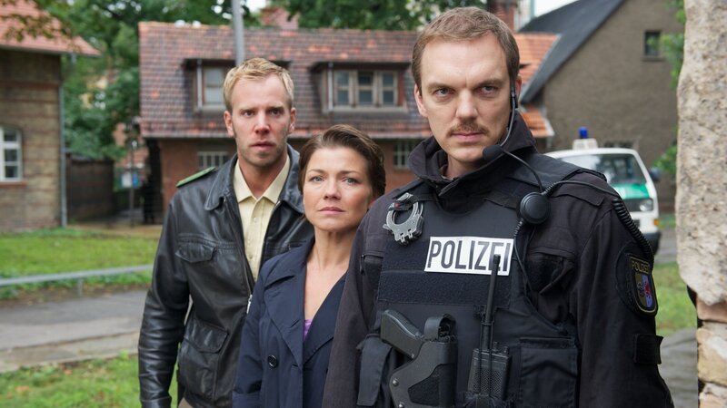 Der Leiter des SEK, Merk (Andy Gätjen, r.), will nicht länger warten, sondern das Gebäude stürmen. Doch für Katrin Börensen (Claudia Schmutzler, M.) wird durch eine solche Aktion die Gefahr für Jan Reuter nur größer. Kann es noch gelingen, die Geiselnahme ohne Blutvergießen zu beenden? Lars Pöhlmann (Dominic Boeer, l.) ist zur Unterstützung mit vor Ort. – Bild: ZDF/​Marc Meyerbröker