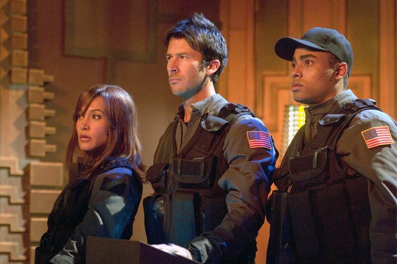 Das Atlantis-Team (hier v.l.n.r.: Rachel Luttrell als Teyla Emmagan, Joe Flanigan als Lt. Colonel John Sheppard und Rainbow Francks als Lt. Aiden Ford) trifft in der Pegasus-Galaxie auf viele verschiedene menschliche Völker. – Bild: MGM/​Tele 5