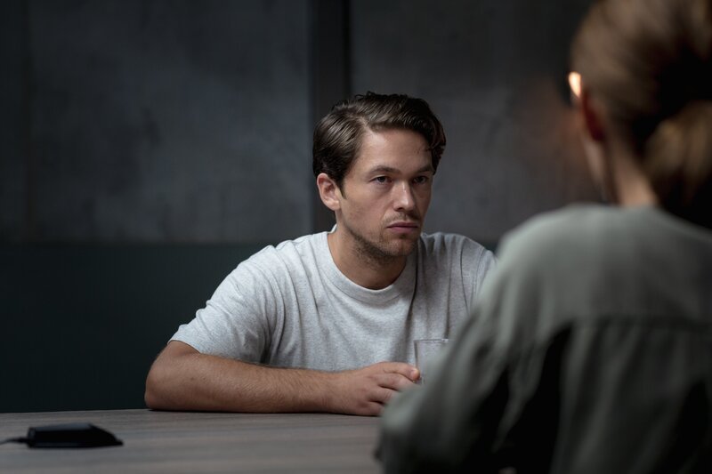 Carl Hamilton (Jakob Oftebro) versucht in einem Verhör, der Ermittlerin Kristin Ek (Nina Zanjani) unbemerkt wichtige Informationen zu übermitteln. Wird sie seine Botschaften verstehen? – Bild: ZDF und Roberta Daskevicius