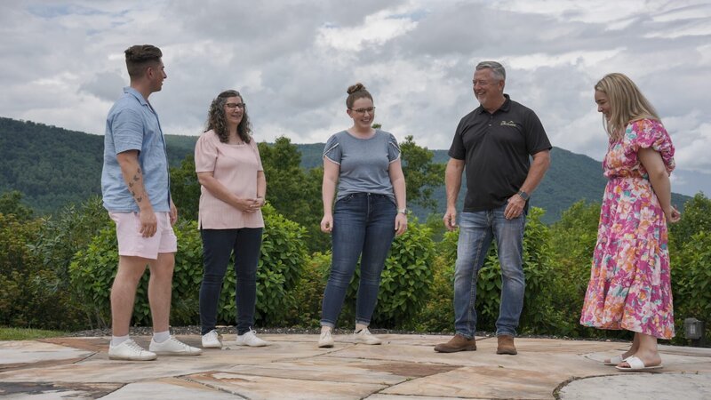 Baylen Dupree, Marlene and Colin Dooley, and Colleen Heath touring The Seclusion wedding venue with Brian Daniel – Bild: TLC (DEUT)