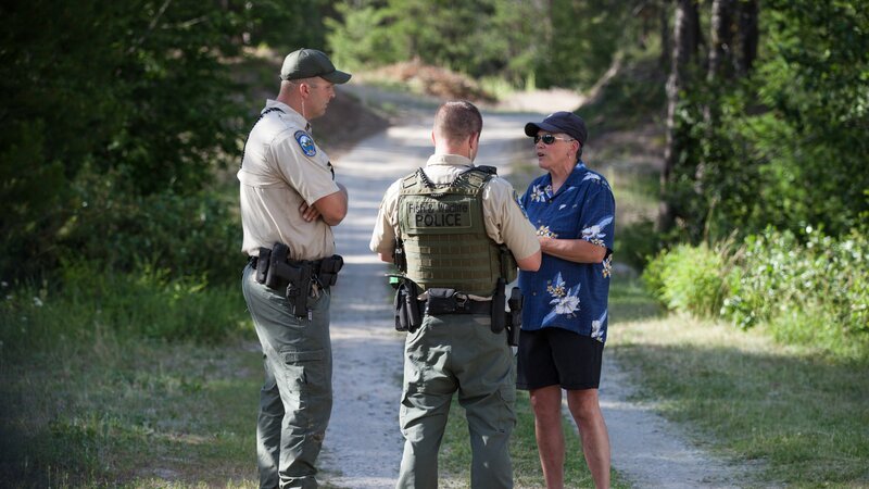 Fish and Wildlife officers interviewing a camper. – Bild: Guillermo Garcia /​ Animal Planet /​ Discovery Communications