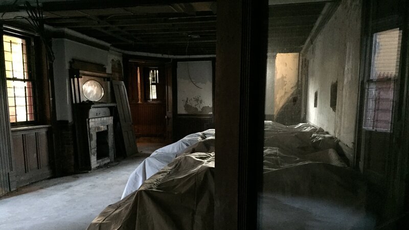 Sheets over furniture inside Franklin Castle. – Bild: Discovery Communications