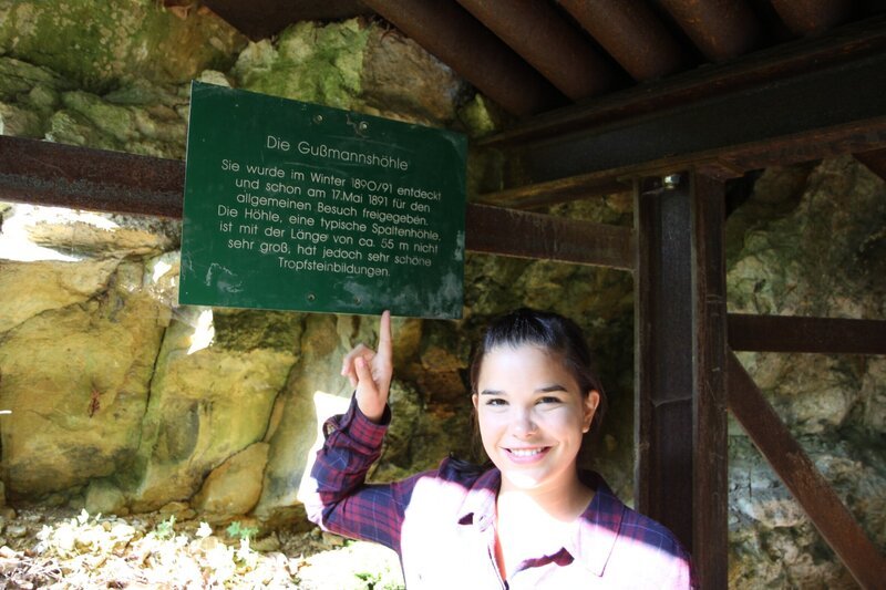 Anna vor der Gußmannhöhle. In der Höhle überwintern gerne Fledermäuse. – Bild: BR/​Text und Bild Medienproduktion GmbH & Co.KG