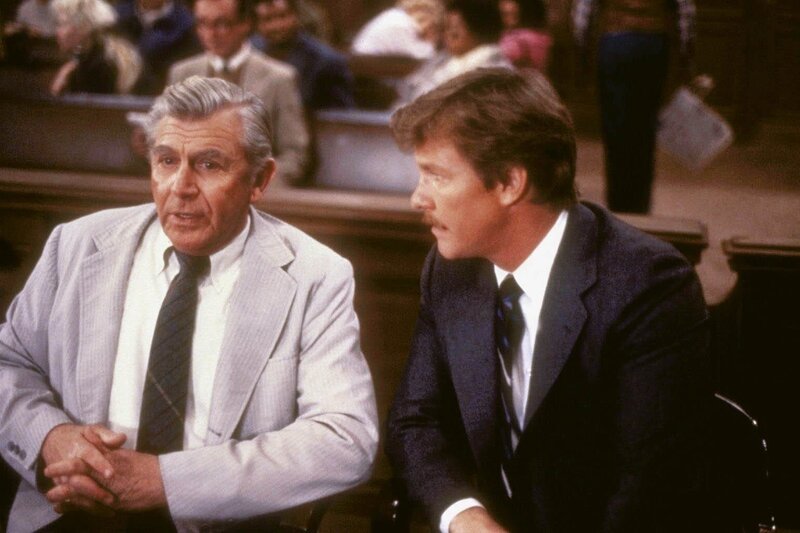 Matlock (Andy Griffith) übernimmt die Verteidigung von Les Matthews (Larry Wilcox, li.). – Bild: ProSieben Media AG