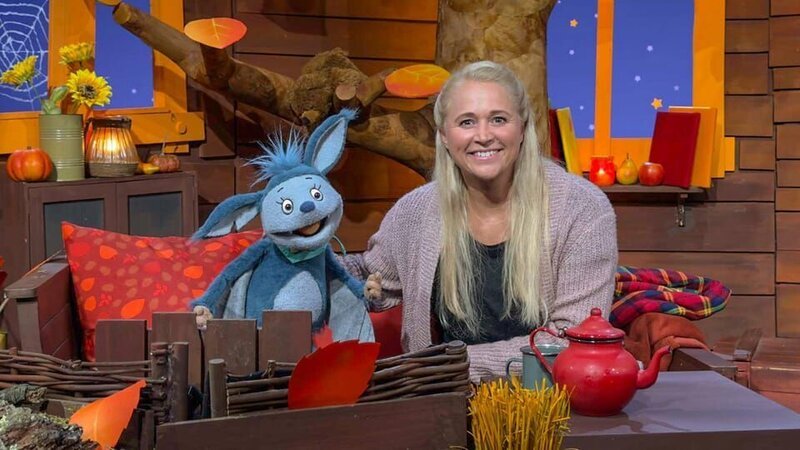 Fidi und Singa machen ein gemütliches Sommer-Abschiedspicknick mit Waldbeerentee und kuschliger Decke. – Bild: KiKA