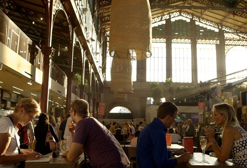 Im „Mercato Centrale“ in Florenz können die Marktbesucher die Spezialitäten der Region direkt vor Ort genießen. – Bild: ZDF /​ Simone Rivoire