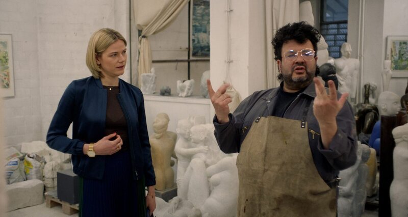 Franzi (Llewellyn Reichman, l.) ist im Atelier des Künstlers Martijn van der Jayaa (Oliver Polak, r.), um über die Skulptur für Elif zu sprechen. – Bild: ZDF