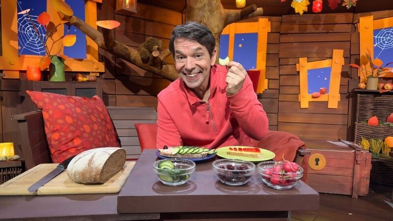 Juri hat eine tolle Idee, wie man aus langweiligen Broten lustige Motive gestalten kann. – Bild: KiKA