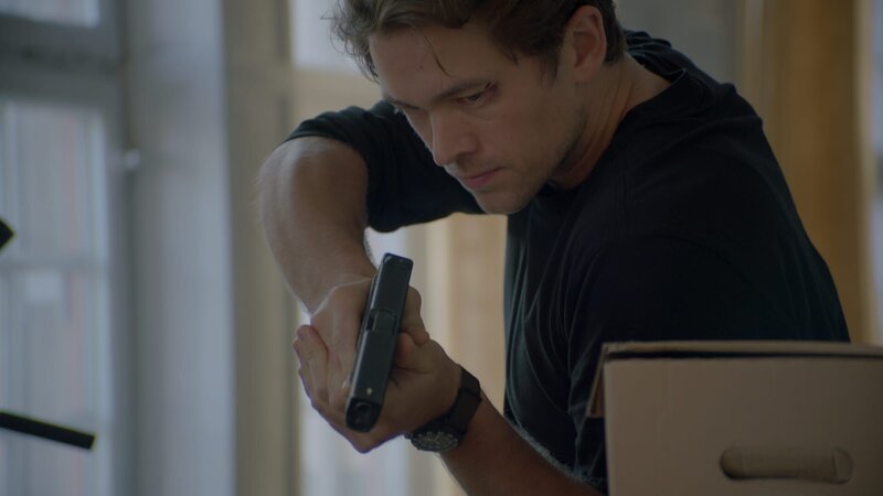Der junge CIA-Agent Carl Hamilton (Jakob Oftebro) ist entschlossen, das Leben seiner Freundin mit allen Mitteln zu retten. – Bild: ZDF und Calle Persson