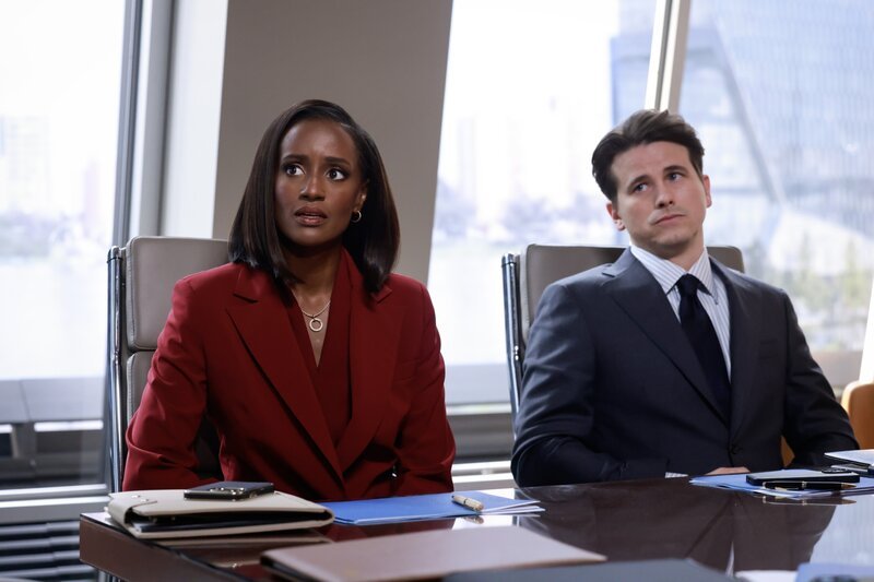 Pictured (L-R): Skye P. Marshall as „Olympia Lawrence“ and Jason Ritter as „Julian Markston“. – Bild: CBS /​ CBS Broadcasting Inc.