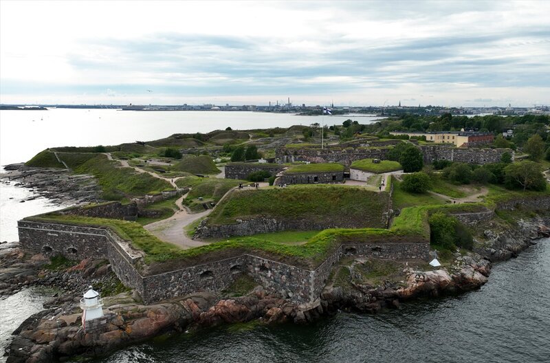 Die berühmte Festungsinsel Suomenlinna, UNESCO-Weltkulturerbe, begeistert Touristen wie Einheimische als Naherholungsgebiet. – Bild: NDR/​Astrid Reinberger/​Florian Melzer