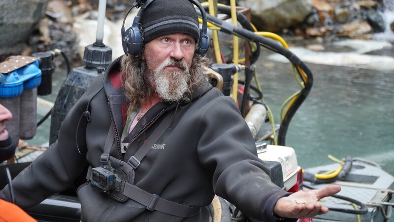 Paul shows a nugget to someone off camera – Bild: Discovery Channel /​ Discover Images: GRWWA704_DSC011 /​ © 2024 Warner Bros. Discovery, Inc. or its subsidiaries and affiliates. All rights reserved.